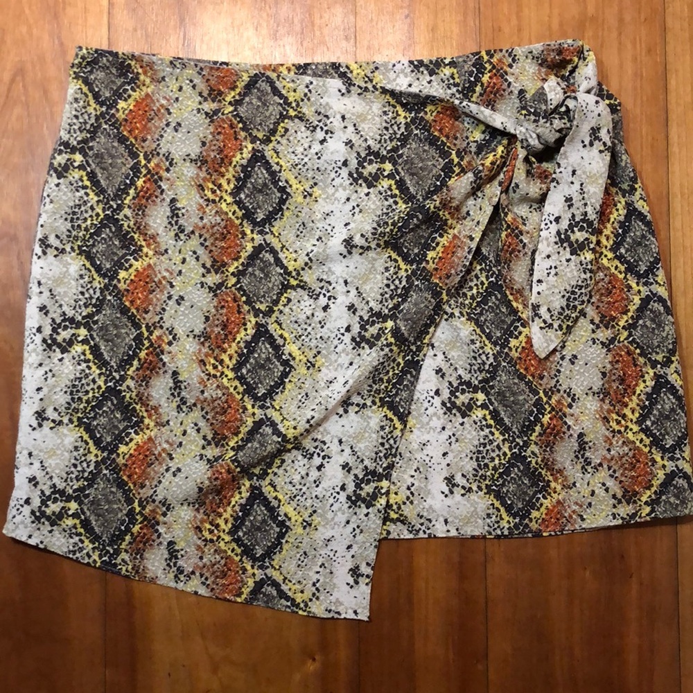 WRAP MINI SNAKESKIN SKIRT- A LOVE LIKE YOU - Picture 3 of 5